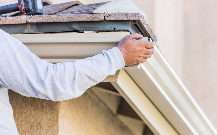 Pose de soffites et de fascias pour une finition protectrice
