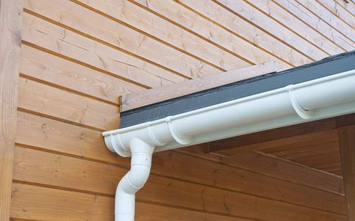 Pose de dispositifs de protection pour les gouttières
