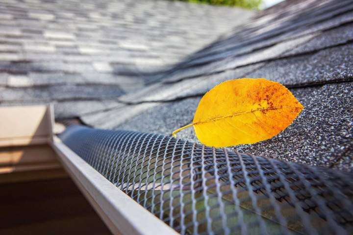 Installation pare feuille pour gouttière Québec