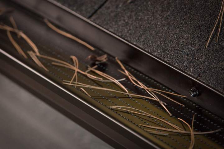 Pose de pare-feuilles pour gouttières Québec