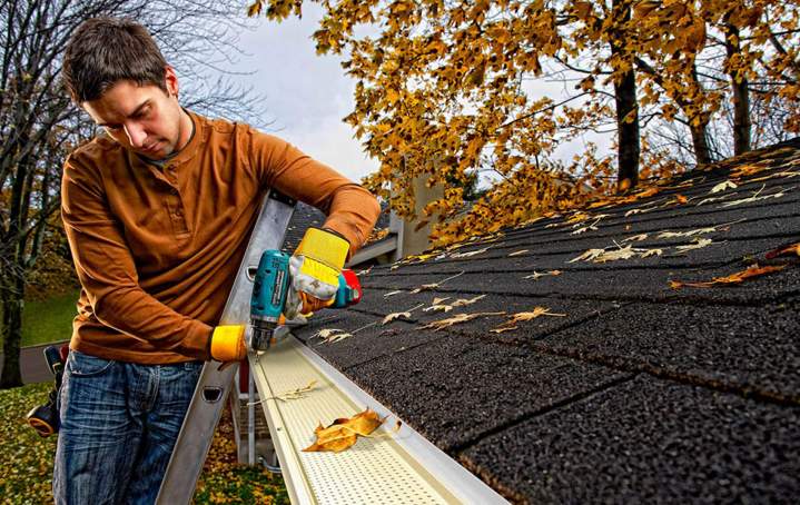 Pose de pare-feuilles pour gouttières Québec